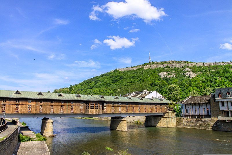 See the stunning frescoes and courtyards of the imposing Rila and Rozhen monasteries