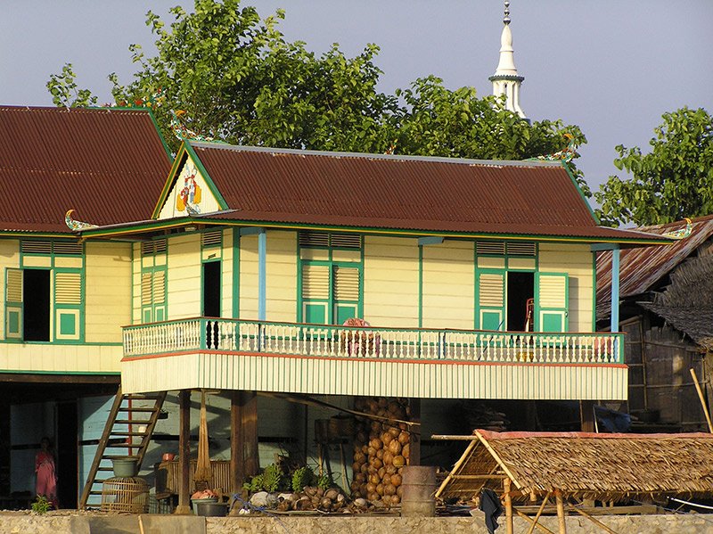 Get off the beaten track in the fascinating region of Tanah Toraja with its traditional houses and intriguing culture