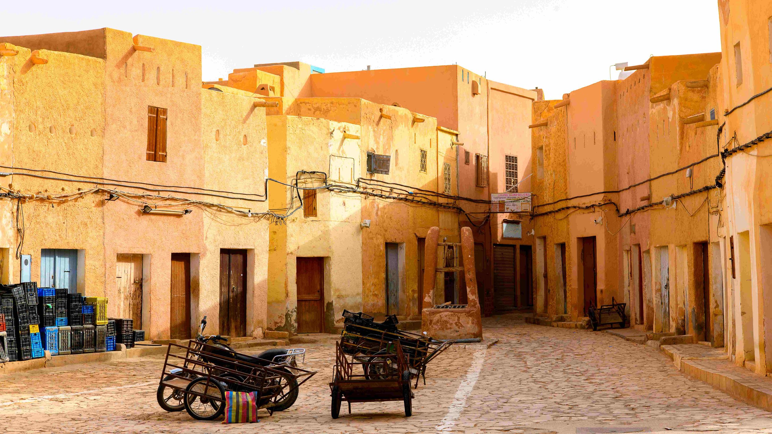 Discover Algiers and its famous Casbah Spend time at the edge of the Sahara DesertSee the remarkable prehistoric rock art of Taghit. Observe the lives of the local tribes in the Sahara Desert.