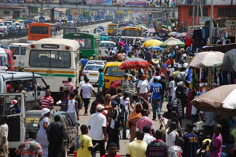 Makola Market, one of Accra’s best local markets. Almost everything is sold here from herbal remedies, traditional cloth, jewellery and food to mobile phones, TVs and sound systems. 