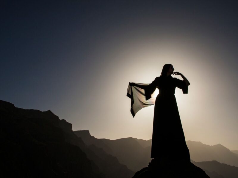 How Do Women Dress in Oman: Modesty, Style, and Cultural Guide