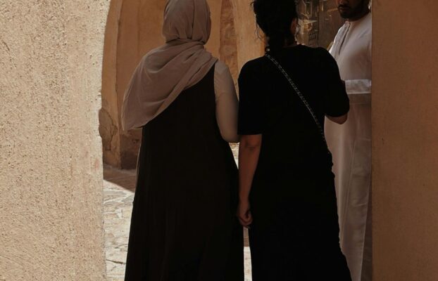 How Do Women Dress in Oman: Modesty, Style, and Cultural Guide