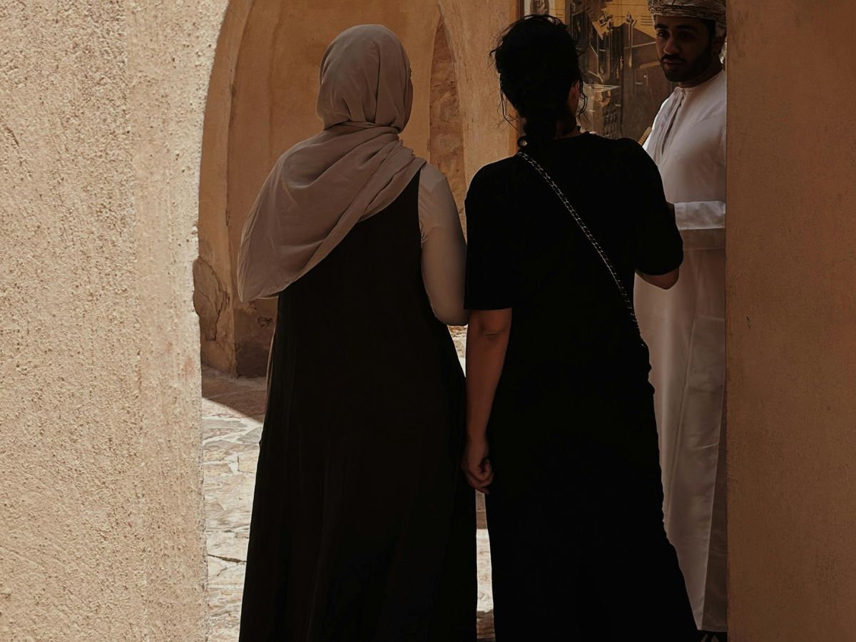 How Do Women Dress in Oman: Modesty, Style, and Cultural Guide