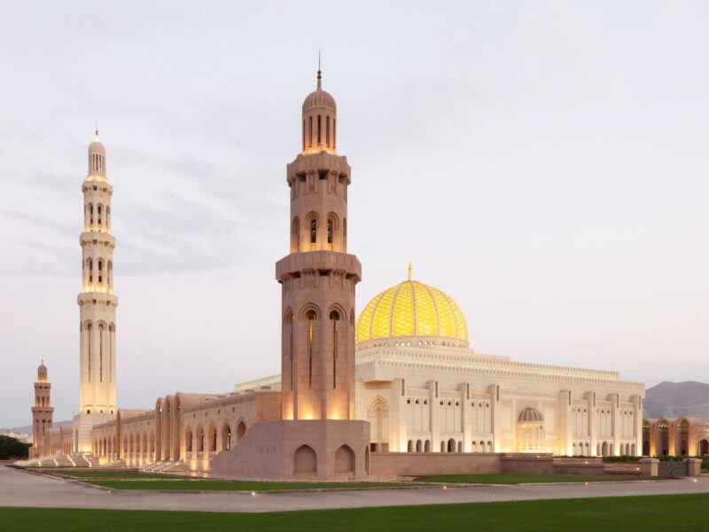 How Do Women Dress in Oman: Modesty, Style, and Cultural Guide